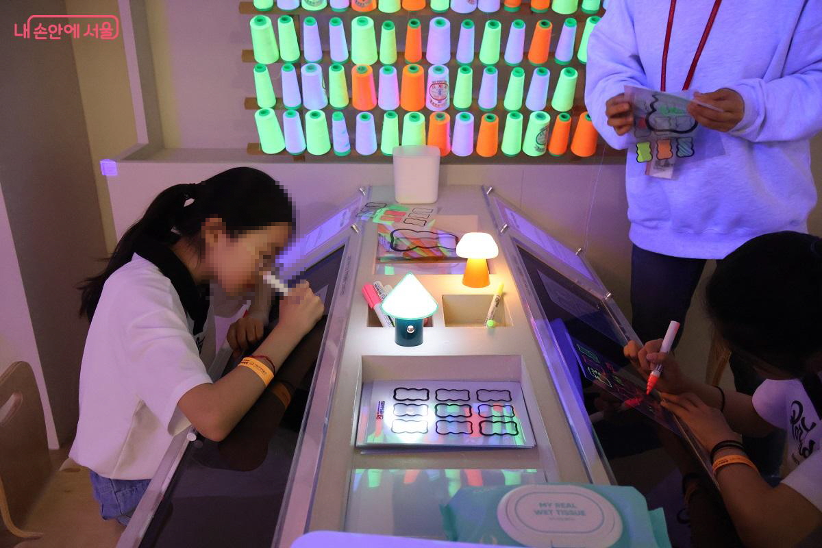 손끝에서 피어나는 공예의 아름다움을 경험하는 어린이들 &copy;김대진