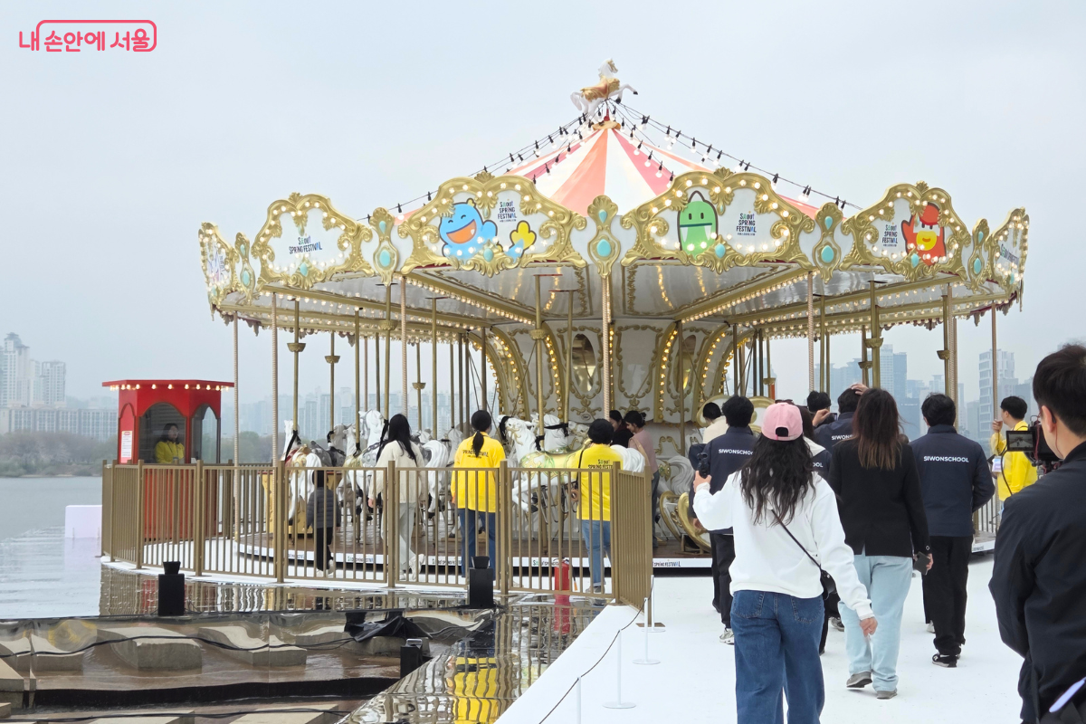 한강 회전 목마를 탑승하고 있는 시민들의 모습 ⓒ김승아