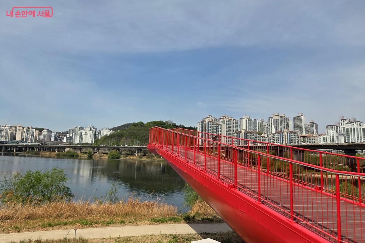 노을빛 전망대는 해넘이의 아름다운 풍경을 볼 수 있는 곳이다. &copy;김미선