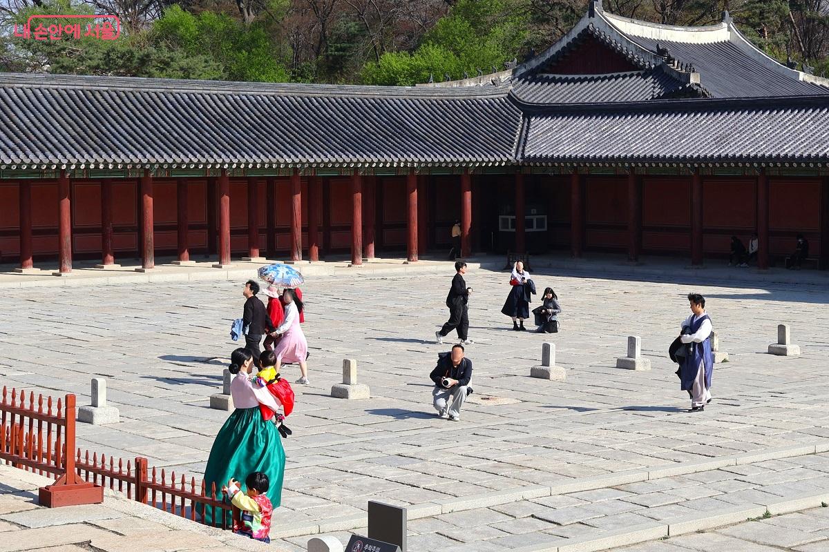 창경궁 인정전 앞마당에서 한복을 입은 시민들이 봄 햇살을 만끽한다. &copy;이봉덕