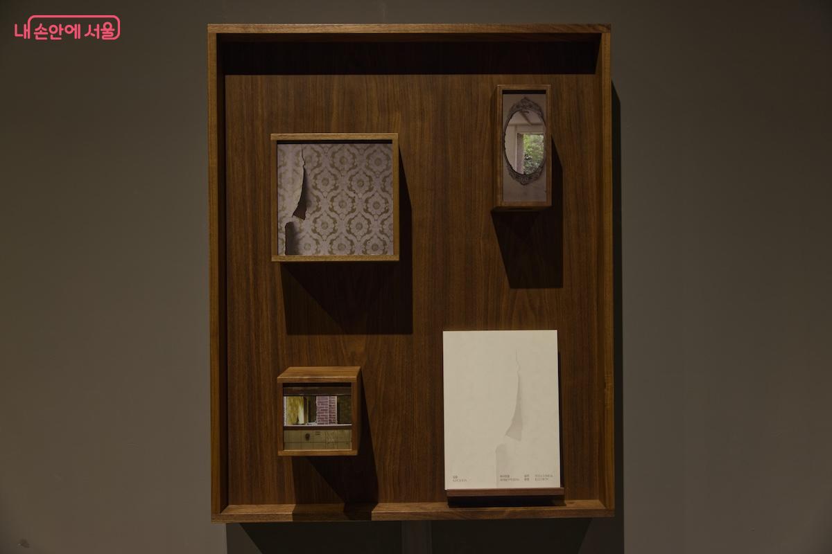 각 층의 복도 공간도 섹션 전시 공간으로 활용해 사진전을 더욱 풍성하게 해주고 있다. &copy;임중빈