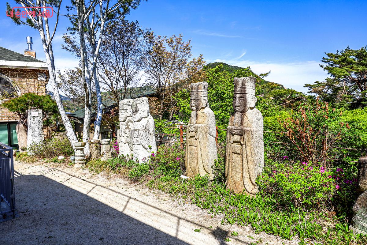 야외 정원 곳곳에는 다양한 석조각들이 전시되어 있다. &copy;박우영