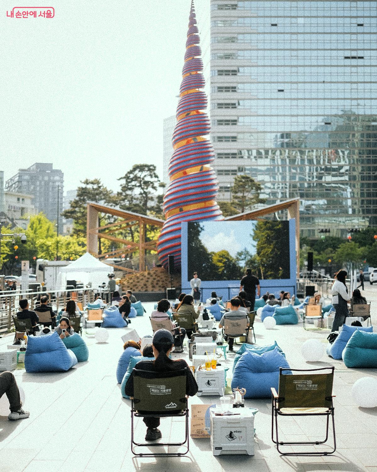 이날은 청계광장까지 책 읽는 공간을 확대 운영했다. &copy;김아름