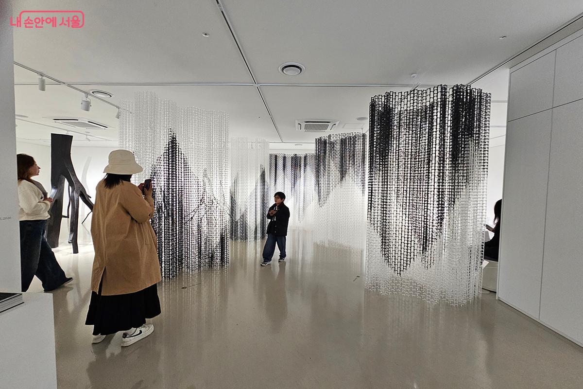 김주환 작가의 '봄은 침묵으로부터 온다'는 작품 안에서 걸어가며 좌우로 감상할 수 있다. &copy;이혜숙