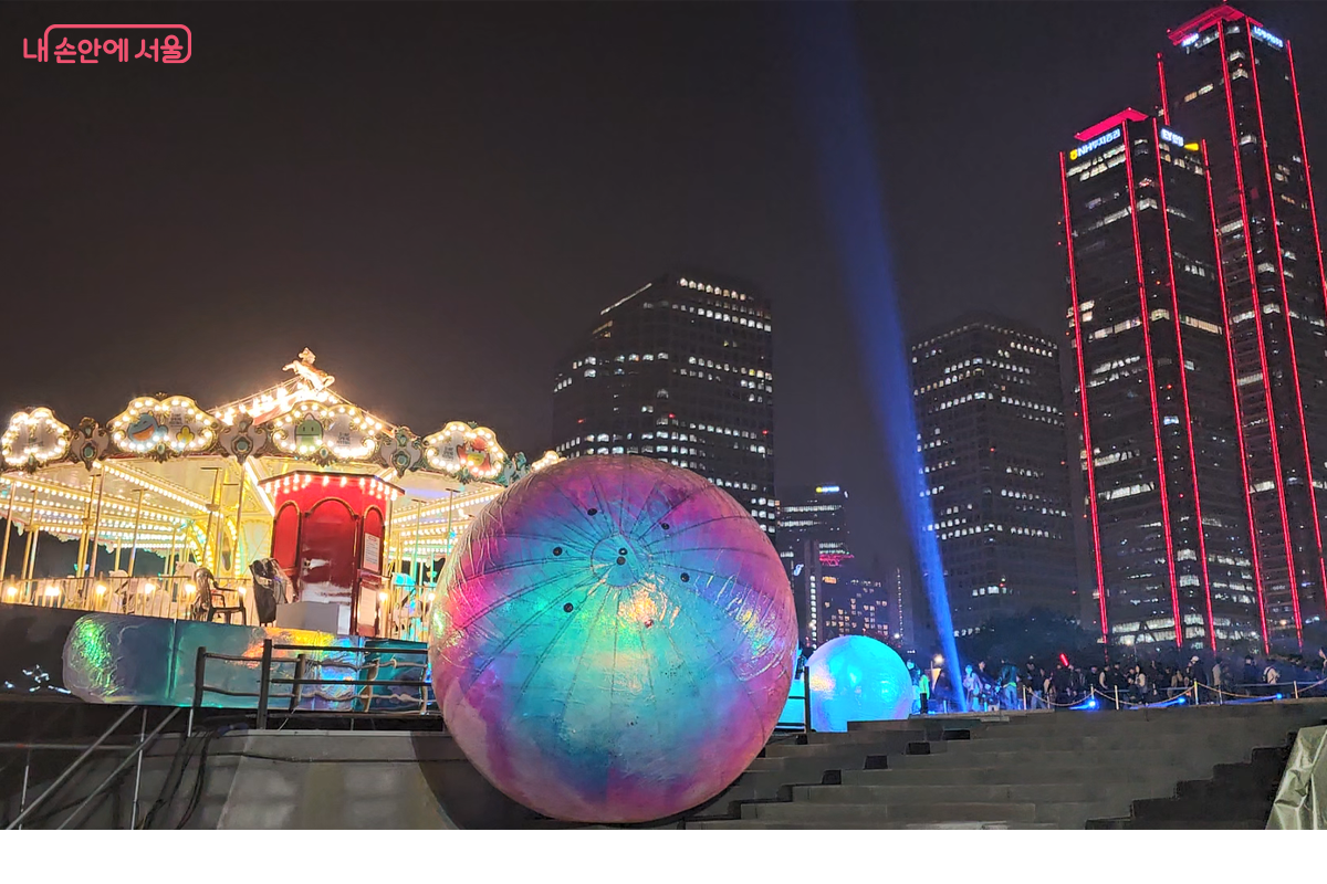 여의도 높은 빌딩 숲과 멀티미디어 쇼 공간 한강공원이 어울려 멋진 야경을 만든다. &copy;장미화