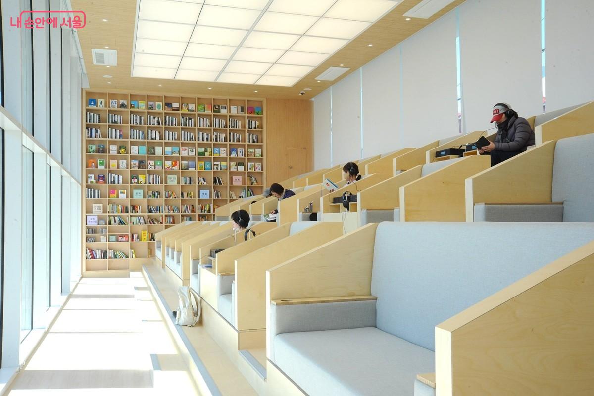 &lsquo;북스텝&rsquo;은 독서와 음악 감상 공간이다. &copy;조수봉