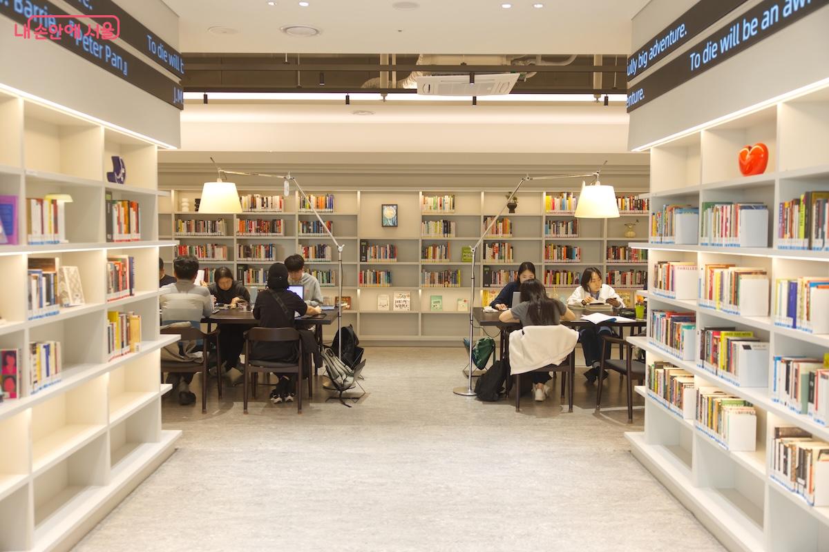 아마도 서울 관내에서 가장 모던한 컨셉의 도서관이 아닐까 한다