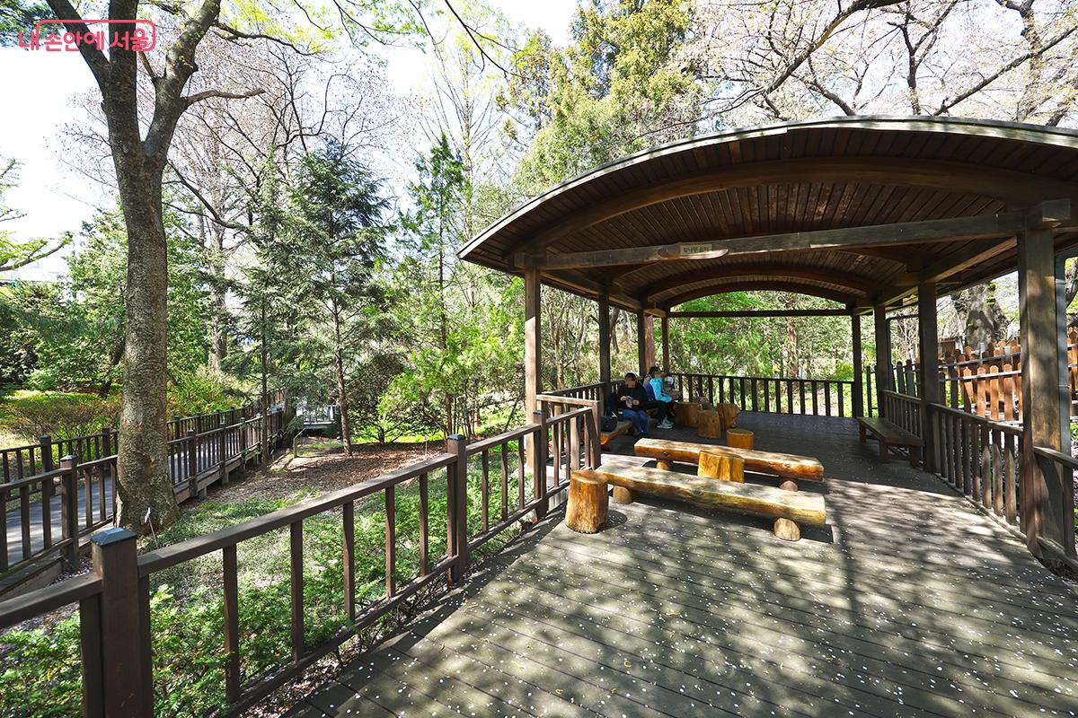 곳곳에 쉼터와 데크 길이 잘 구성되어 있다. &copy;김주연