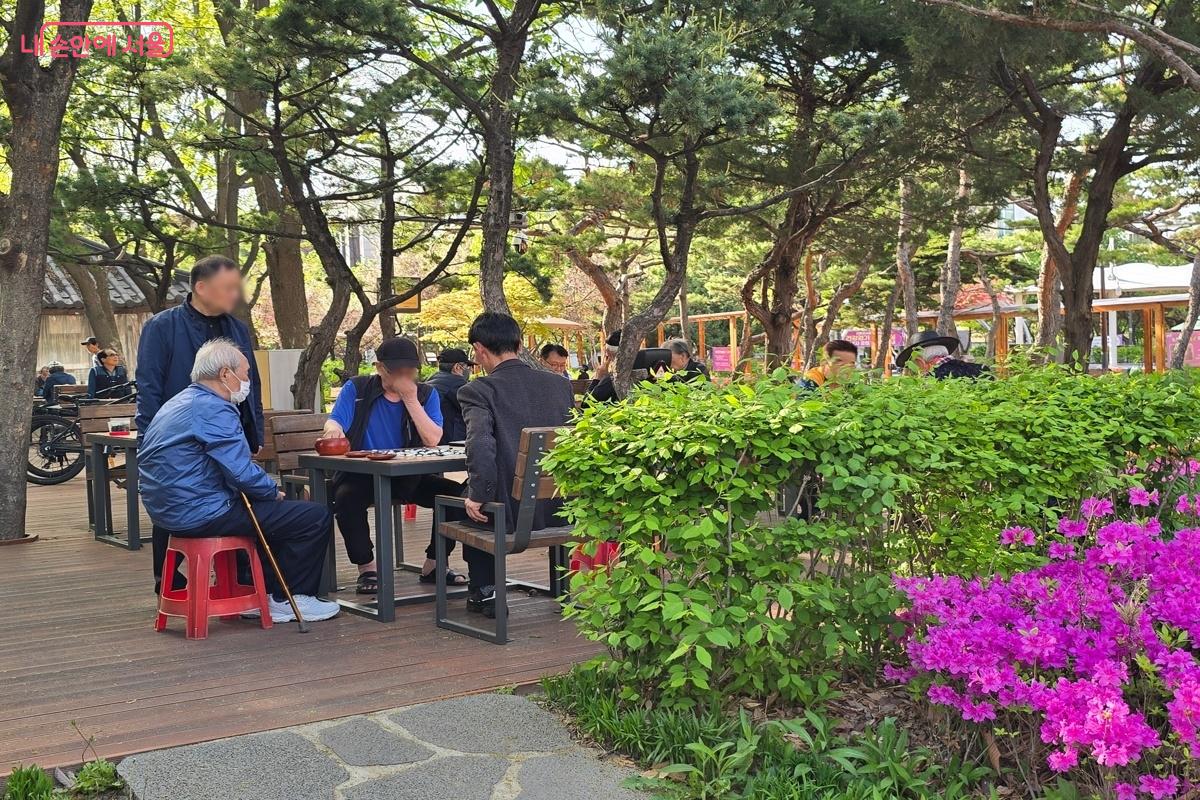 공원 내 바둑쉼터는 어르신들의 인기 장소다. &copy;강사랑