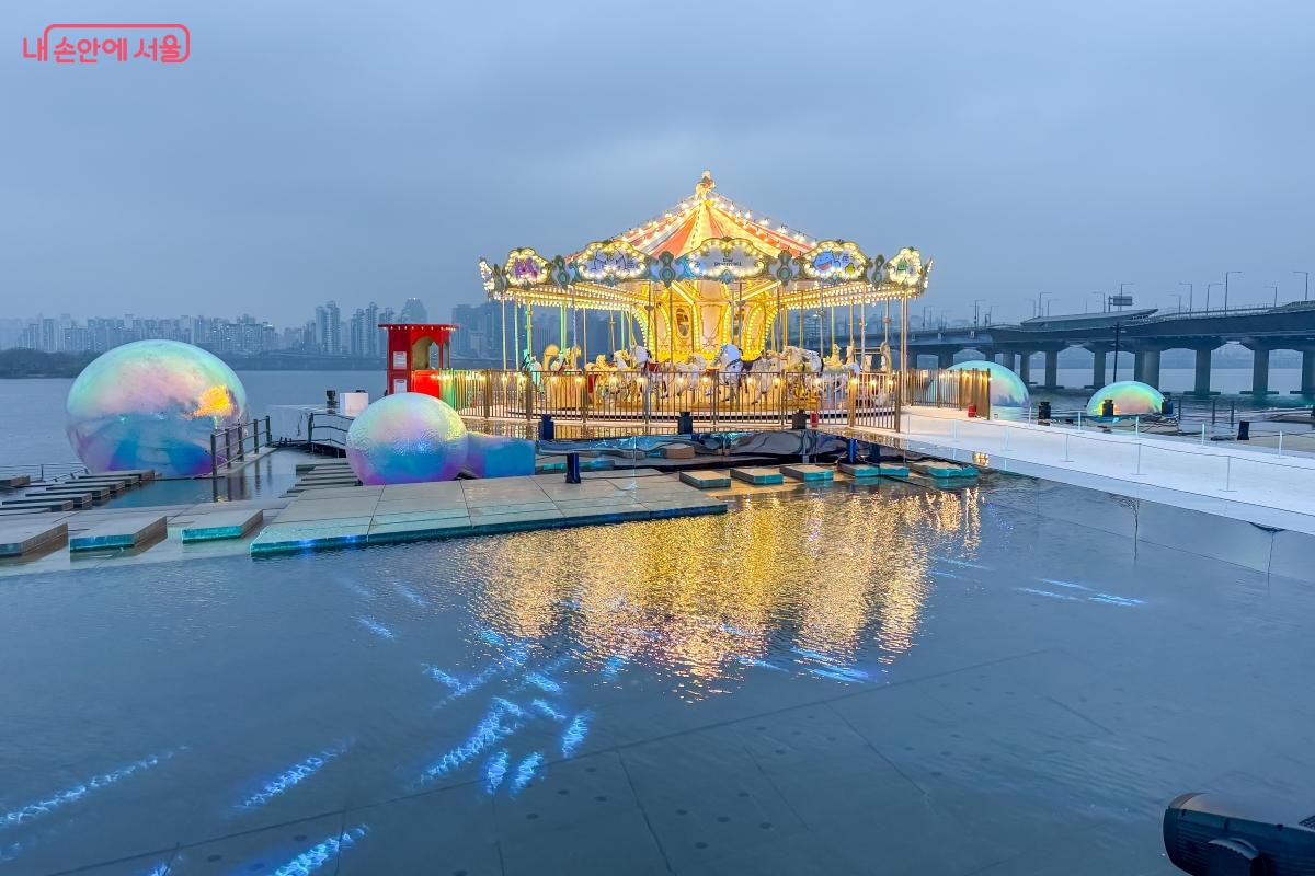 낮에는 회전 목마를, 밤에는 화려한 미디어 쇼를 볼 수 있다.