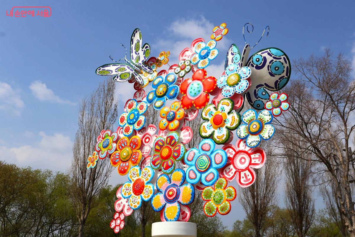 박선영 작가의 작품 <꽃이 있는 정물>, 봄의 생명력과 화사한 색채의 즐거움을 전한다. &copy;이봉덕