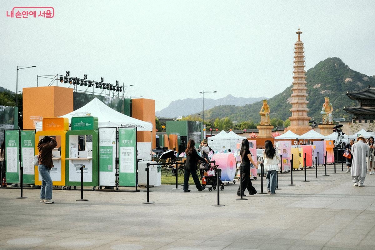 서가에는 서울도서관 사서들이 엄선한 큐레이션 도서들이 비치되어 있다. &copy;김아름