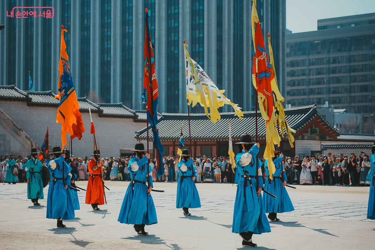 수많은 관람객 앞을 위풍당당하게 행진하는 푸른 복식의 수문군.