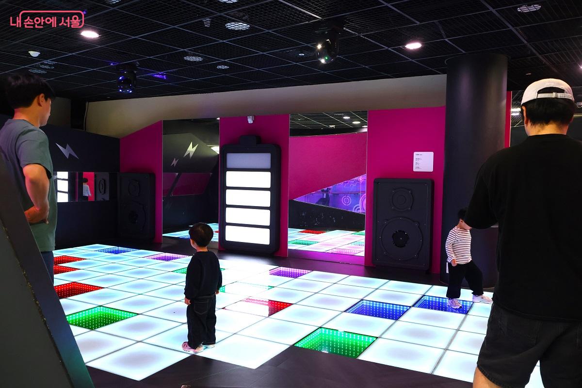 화려한 미디어 아트 공간에서 역동적인 체험으로 상상력을 키우고 있다. &copy;김대진