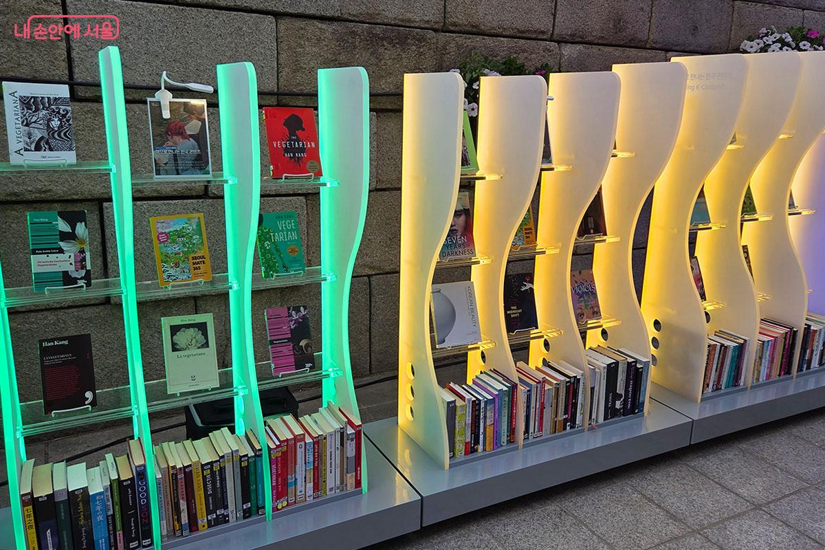 누구나 자유롭게 드나들며 책과 함께 쉴 수 있는 도심 속 열린 서재 &copy;이다현