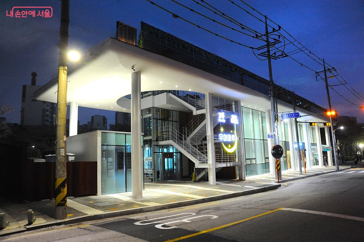 해가 지면 조명과 함께 한층 더 빛난다. ©조수봉