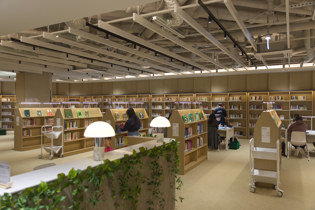 모던함에 반했어! 빌딩숲 속 힐링공간 '여의도 브라이튼 도서관'