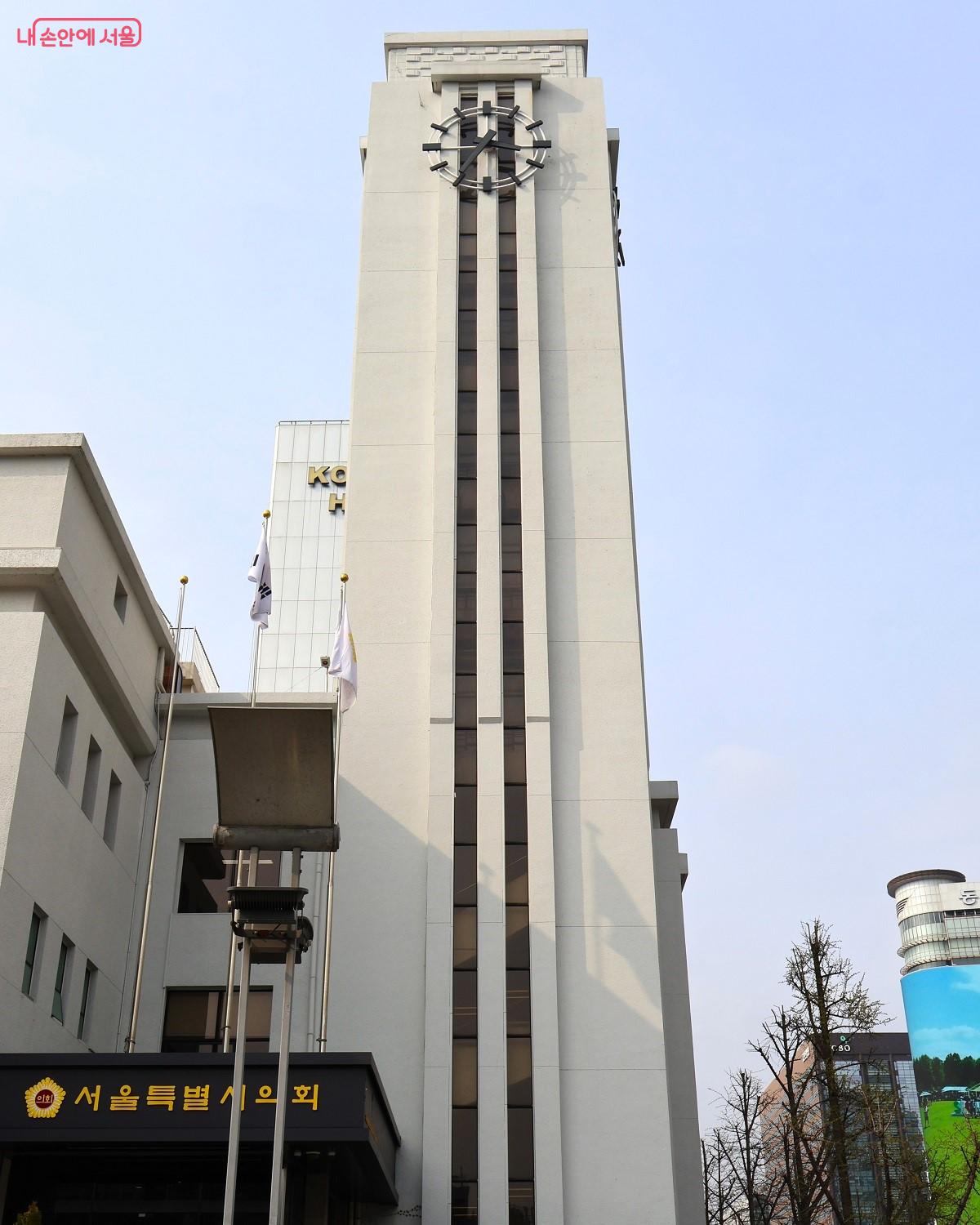 1960년 4월 25일, 대학교수단 시위대가 도착해 시국 선언문을 발표했던 서울특별시의회(구 국회의사당) 자리 &copy;김대진