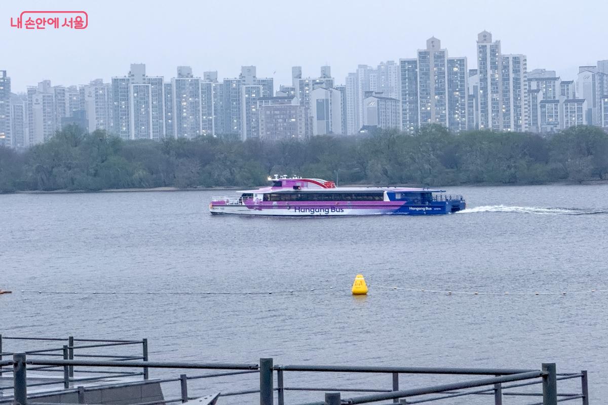 운항 중인 한강버스