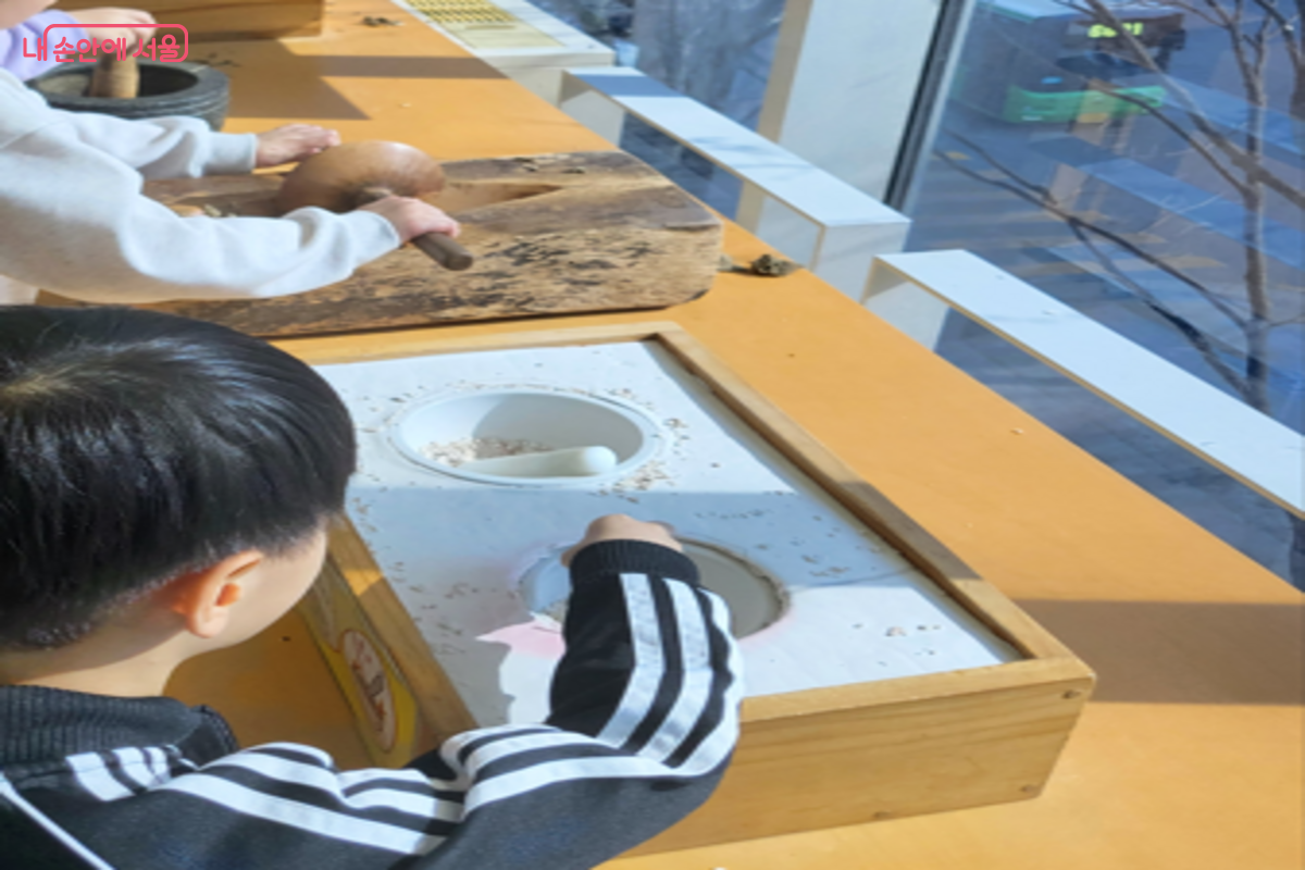 약연, 약절구, 약맷돌, 유발 등 약갈기 체험 공간 &copy;김주희