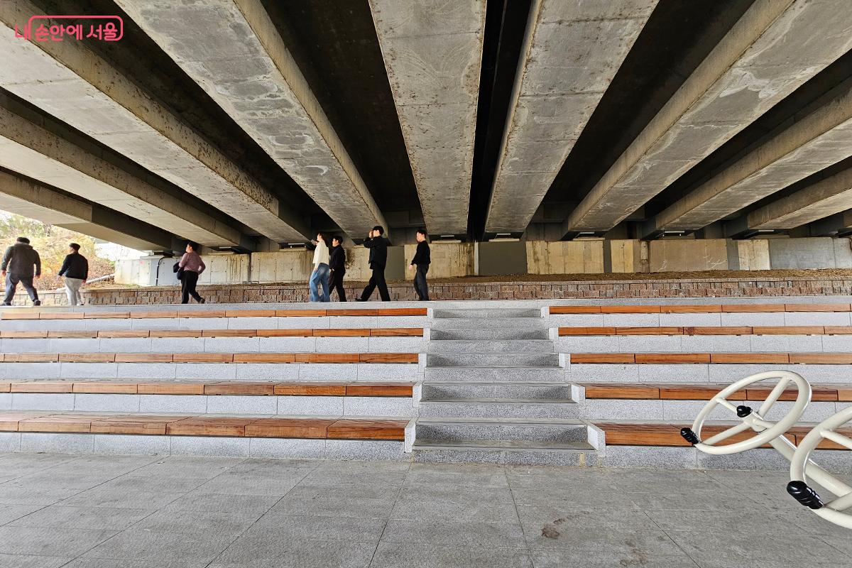 교량 하부는 아늑한 휴게 공간으로 재탄생했다. ©백승훈