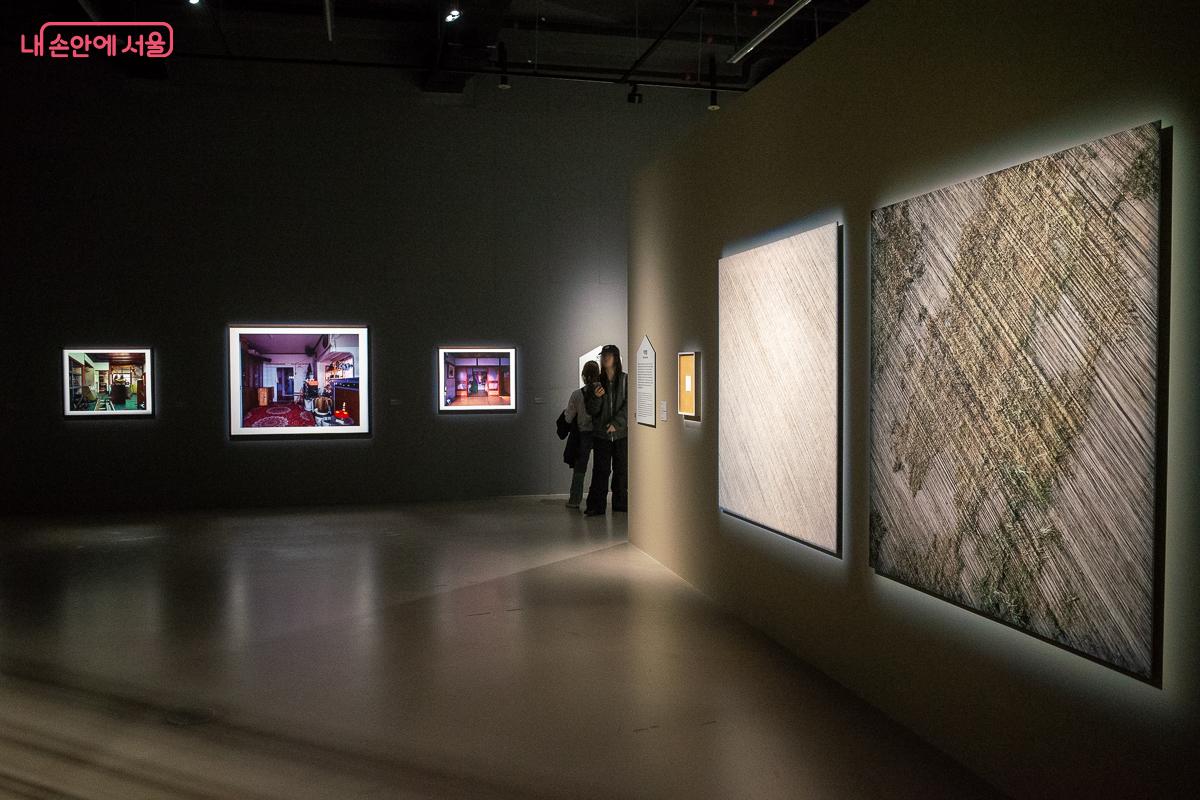 물리적 공간과 기억의 지층을 표현한 작품들이 전시되어 있는 1전시실 풍경 &copy;이란
