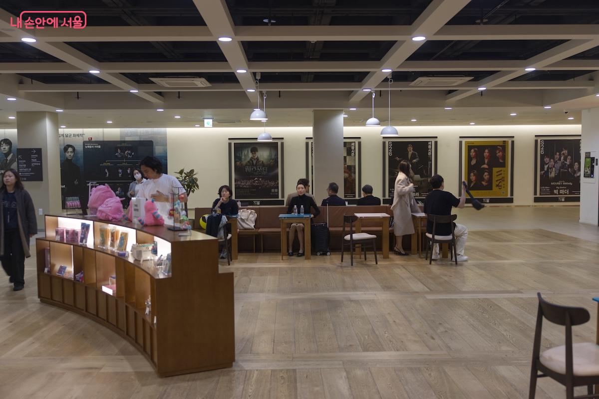 기존 공간과 책마당으로 분리되어 있던 공간을 하나의 공간으로 통합했다. &copy;임중빈