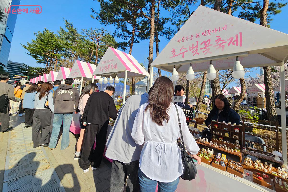 플리마켓은 다양한 기념품을 저렴한 가격에 판매해 참가자들의 큰 호응을 얻었다. ©이혜숙