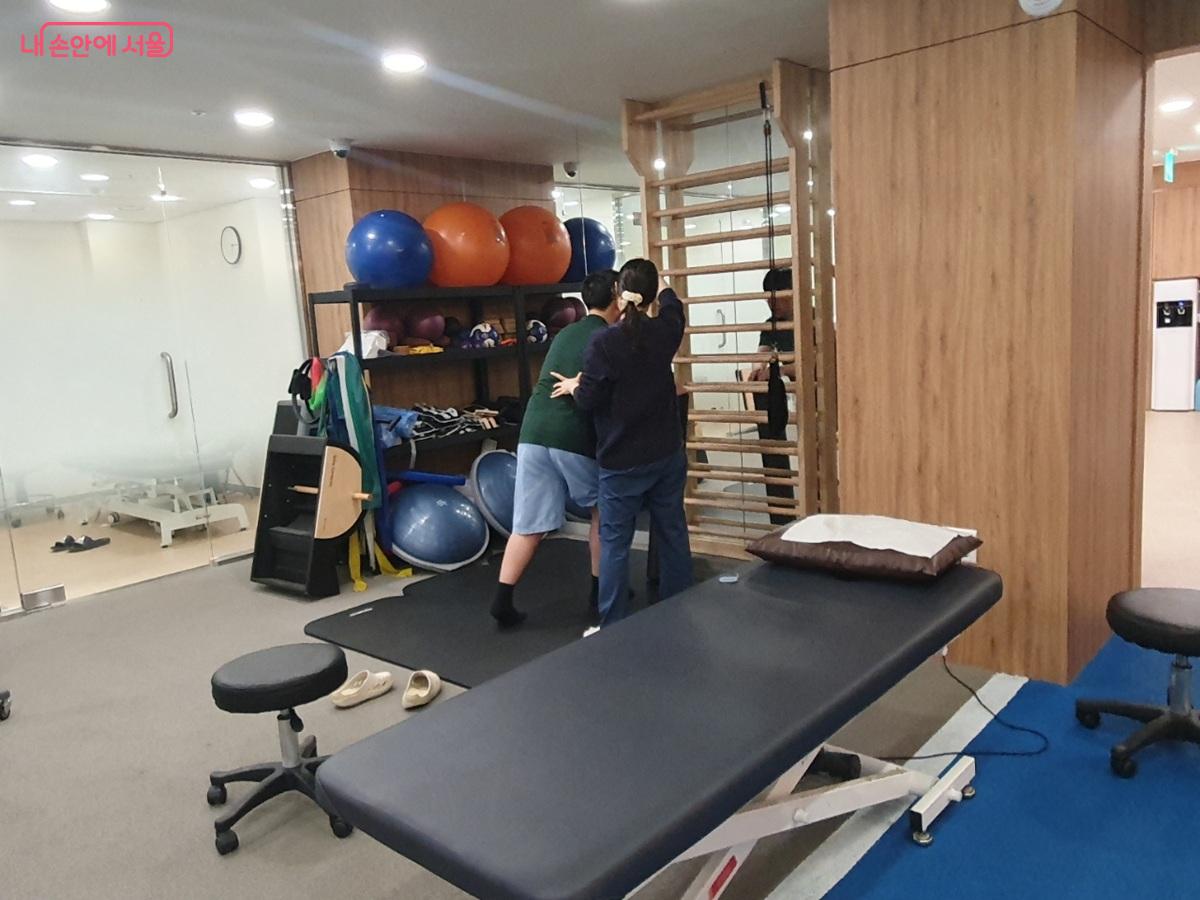 이동이 불편한 장애인을 위해 최소의 이동으로 진단, 치료, 재활을 받을 수 있도록 신경쓰고 있다. &copy;엄윤주