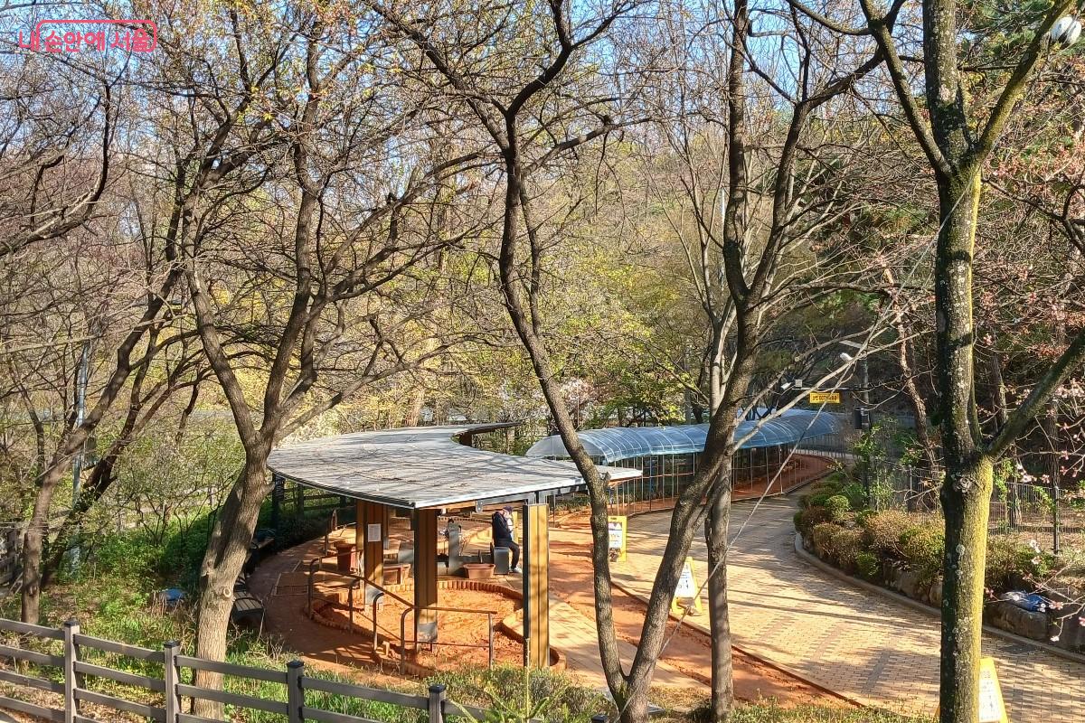 '천연황토 행복쉼터' 세족실과 연계된 걷기 구간 &copy;임영근 