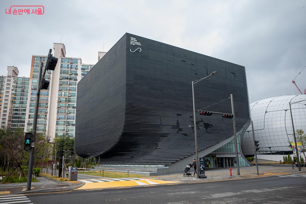 독특한 곡선미를 뽐내는 서울시립 사진미술관의 웅장한 외관 &copy;이란