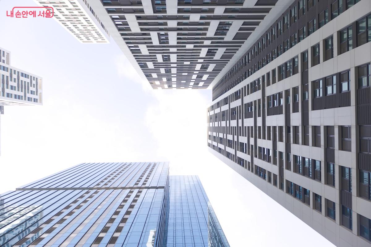 멋진 마천루가 매력적인 이곳은 옛 MBC부지에 지어졌다고 한다