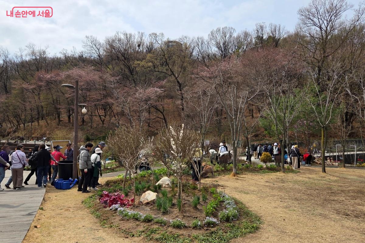 한 그루 한 그루 나무가 심겨졌고, 주변으로 초화류를 심어 정원을 완성했다. &copy;김미선