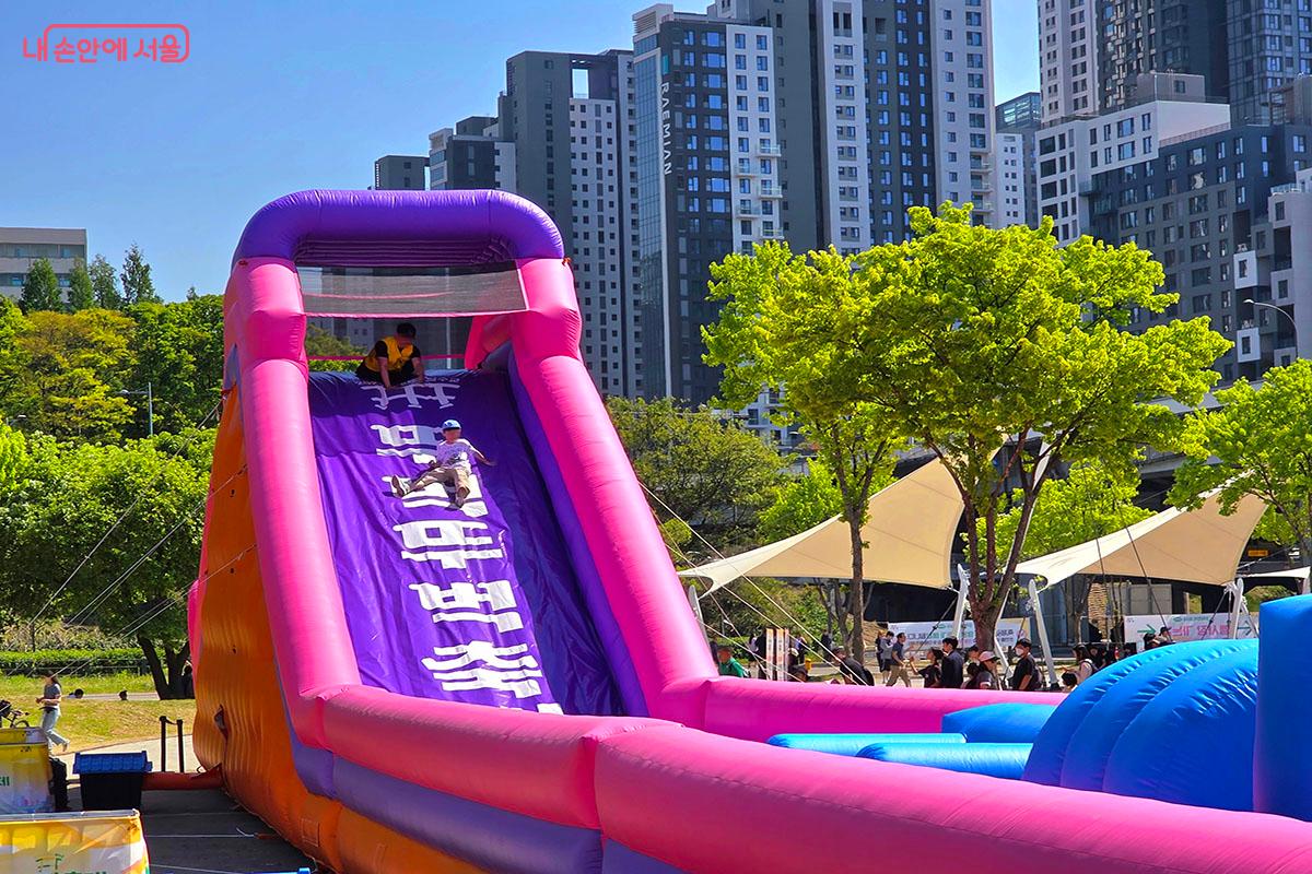 에어 미끄럼틀 뚜뚜바운스를 신나게 타는 아이의 모습 &copy;이정민