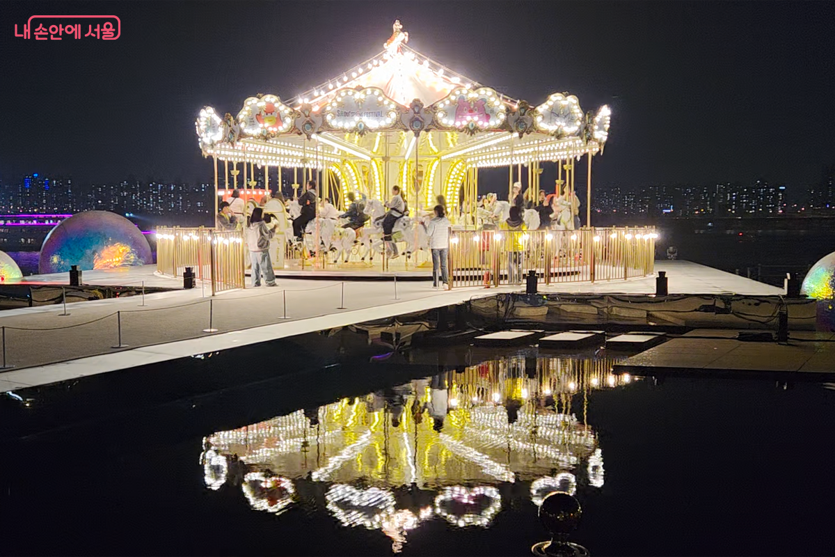 회전목마의 야경은 동화 속에 있는 듯 신비로운 모습을 만들어 내고있다. &copy;장미화