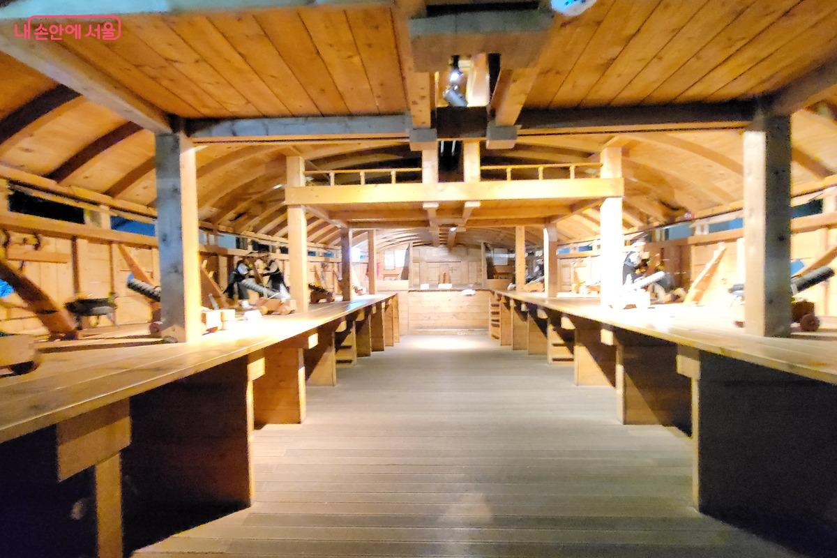 거북선 내부에서는 수군이 어떻게 싸웠는지 미니어처로 구성돼 있다. &copy;김주희