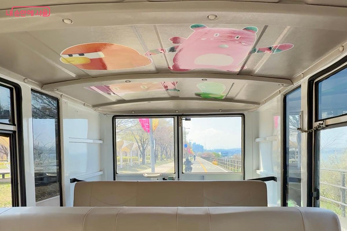 한강 해치카 뒤편에 유모차와 휠체어를 적재할 수 있는 공간이 마련되어 있다. &copy;김미정