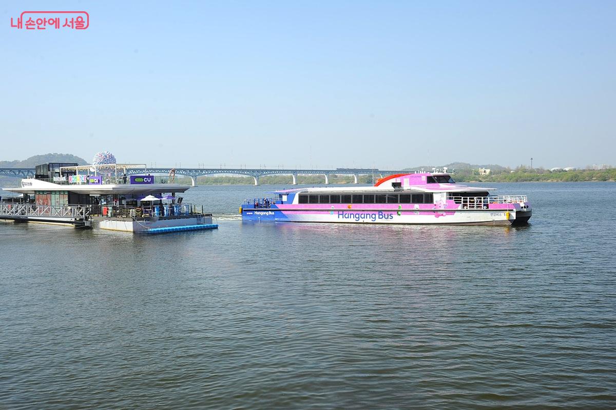 한강버스가 마곡선착장을 떠나 망원선착장으로 향하고 있다. &copy;조수봉