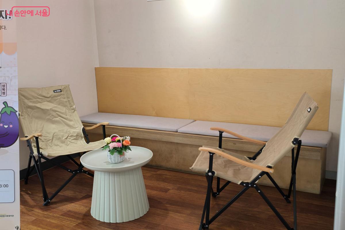 캠핑 감성으로 조성된 자리도 눈에 띈다. &copy;강사랑