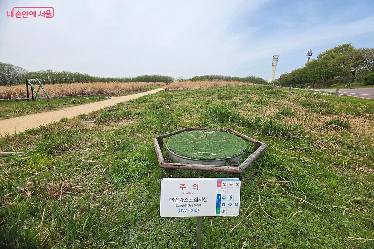 하늘공원에 위치한 매립가스포집시설과 열생산 에너지공장의 굴뚝 &copy;이정민