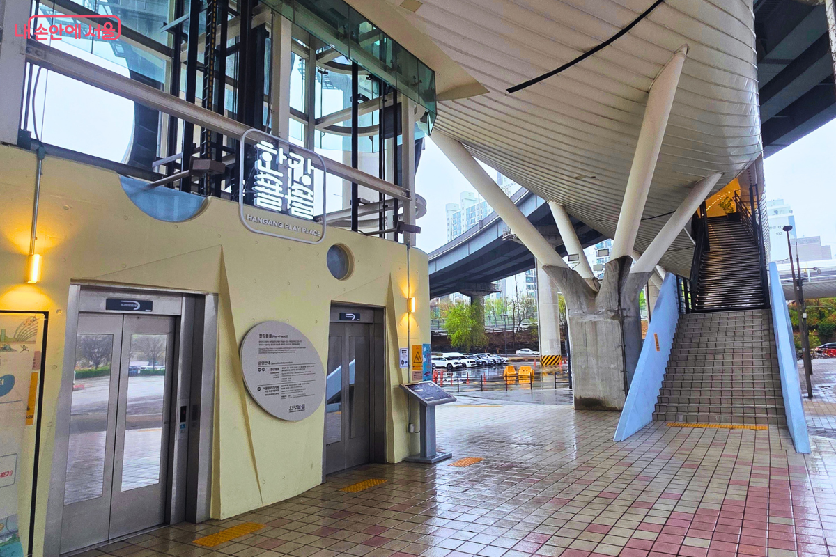 뚝섬한강공원에서 올라가는 한강플플 외부 입구 모습 &copy;양정화