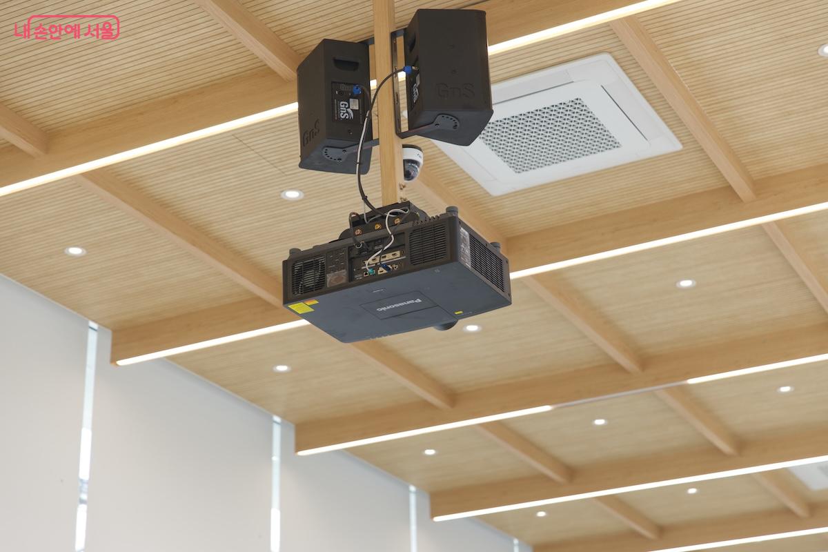 한쪽 벽면을 빔프로젝터를 이용하여 미디어 상영을 계획중인 것으로 보인다