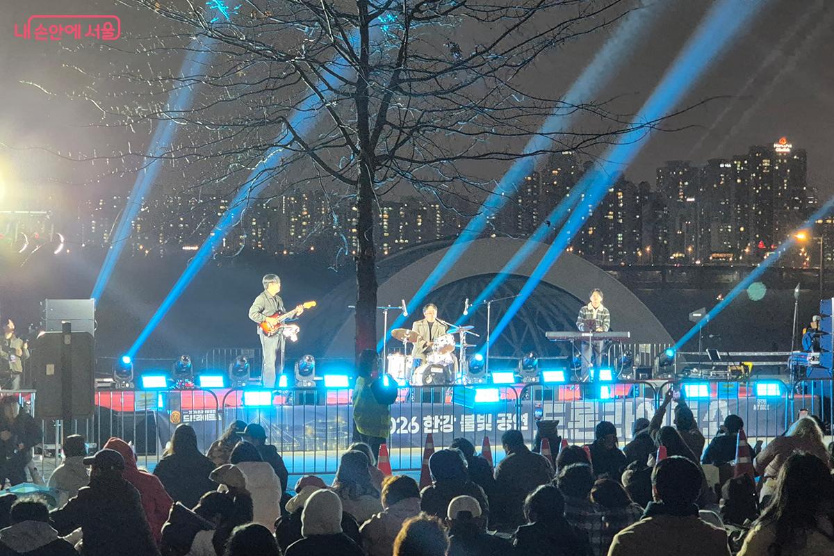 드론 라이트 쇼 전 현장 관람객을 위한 다양한 문화예술공연이 운영돼 관람객에게 다채로운 볼거리를 제공했다.