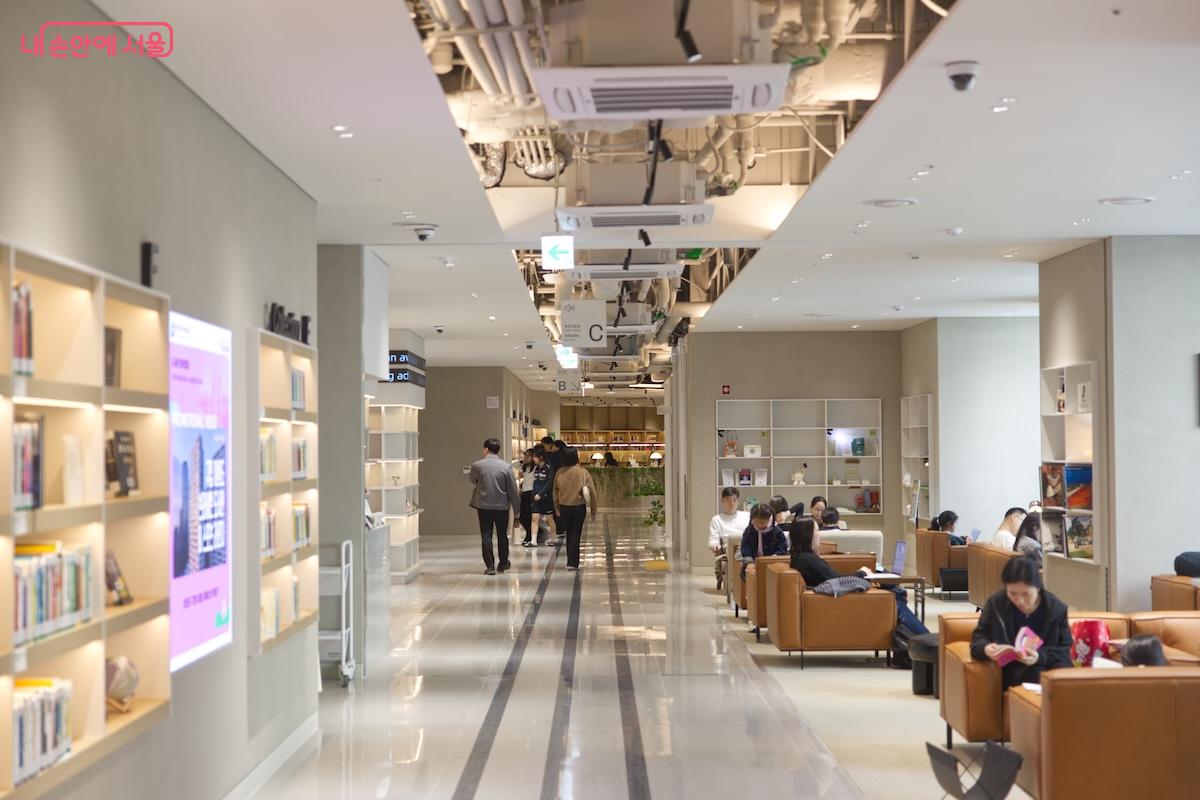 도서관 그 이상의 복합문화공간으로의 완성형 느낌을 보여주고 있다