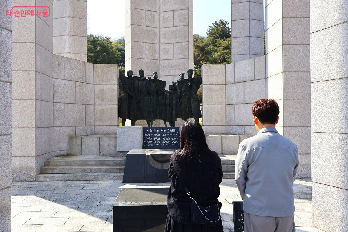 기념탑 앞에서 시민들이 참배하고 있다. &copy;김대진