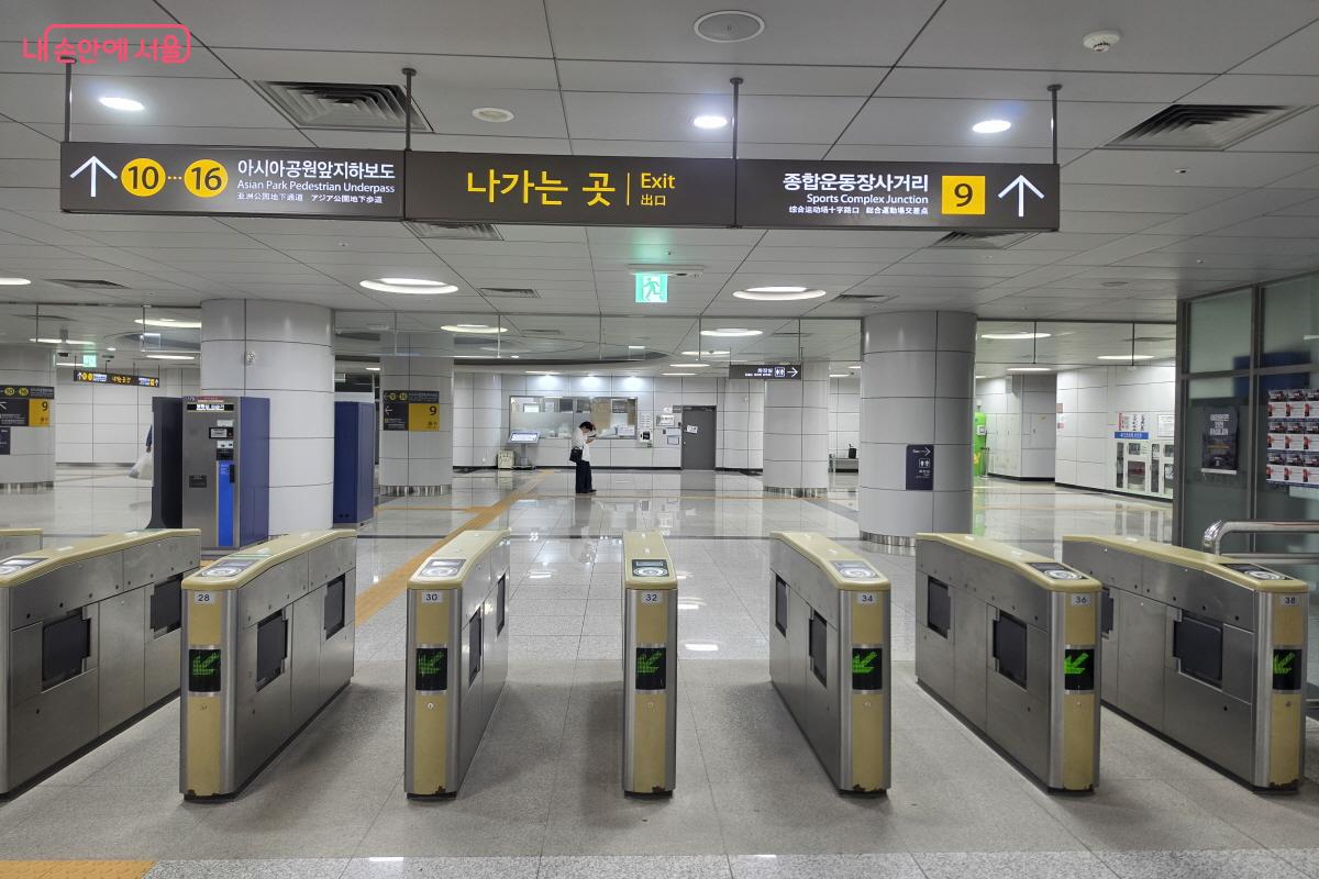 지하철 종합운동장역. 기후동행카드는 서울을 넘어 경기도 대부분 지역까지 사용할 수 있다. &copy;조수연