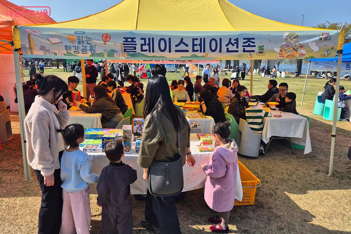 플레이스테이션 존은 다양한 게임과 PC 게임을 준비해 큰 인기를 끌었다. &copy;정향선