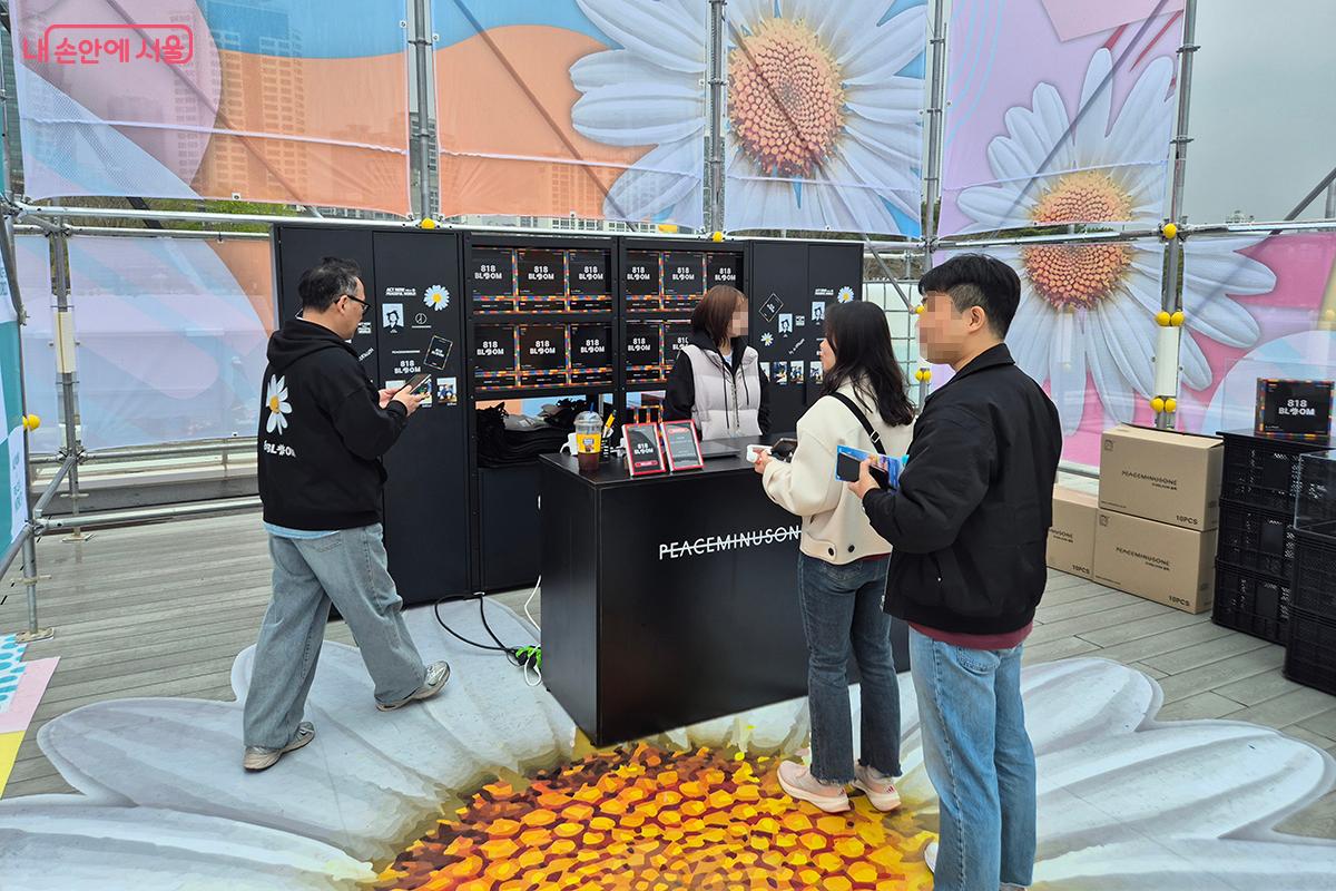 뚝섬 선착장은 젊음의 문화가 발산하는 열정(Fever)을 주제로 구성되었다.