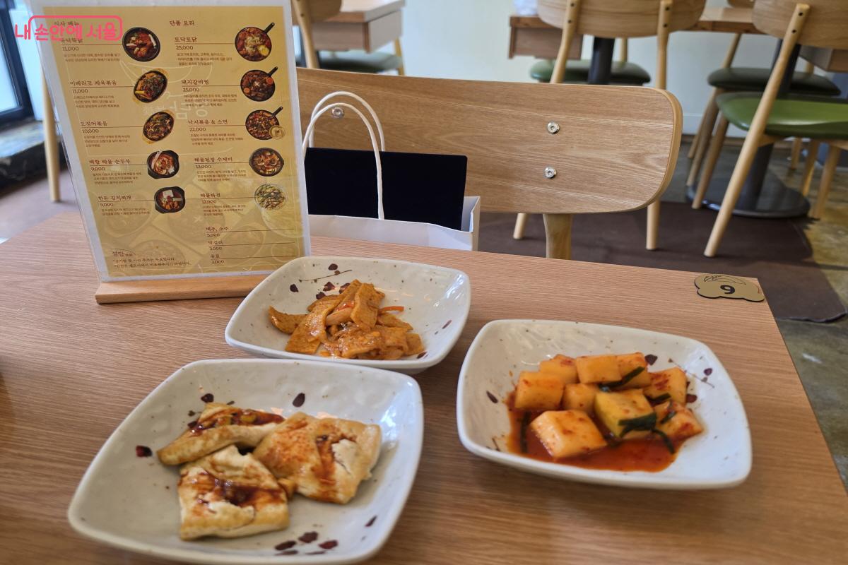 두부부침과 어묵, 깍두기 등 정갈한 반찬 &copy;조송연