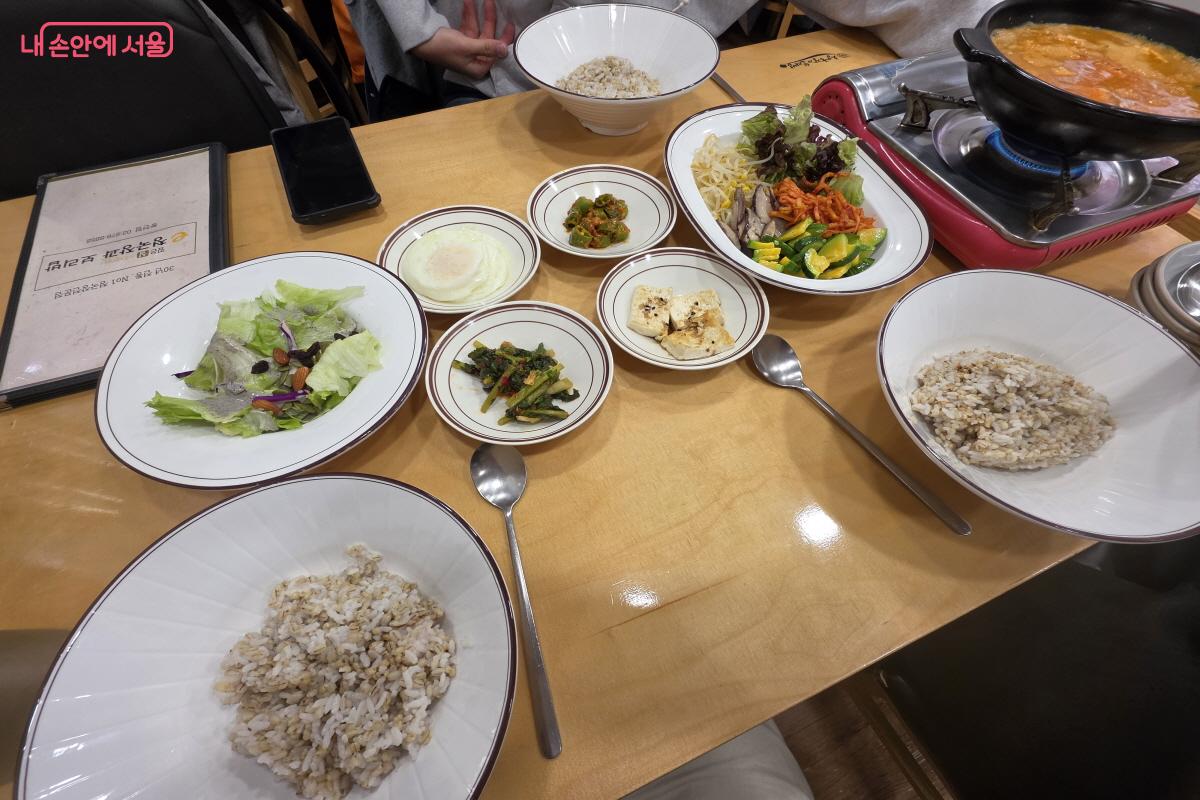 저녁 메뉴로 선택한 청국장과 보리밥 ©심재혁